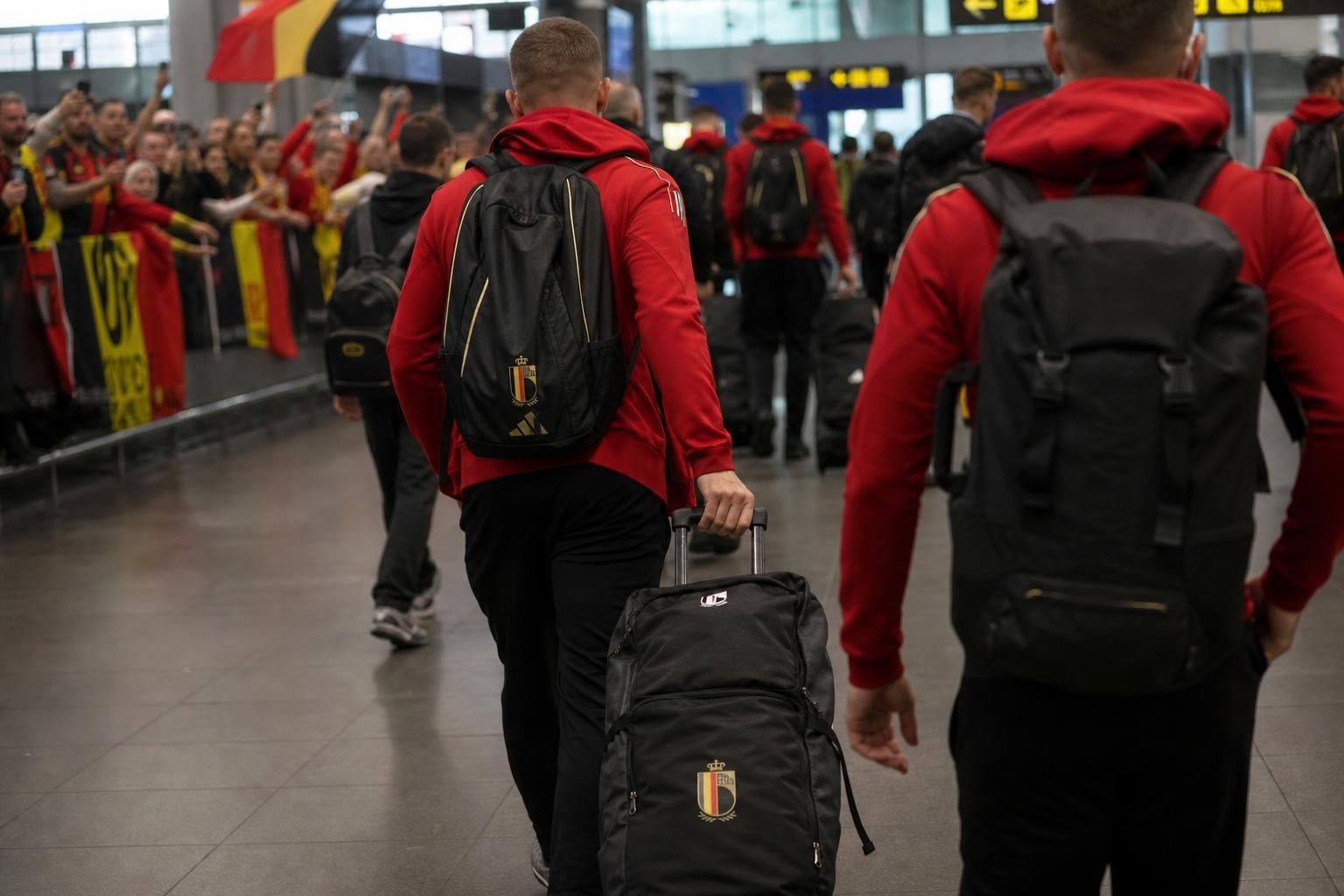 Supporters en luchthavencontext rond het vertrek van de Rode Duivels richting Seattle