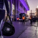 Transfercontext rond RSC Anderlecht met paars-witte stadionomgeving zonder herkenbare gezichten