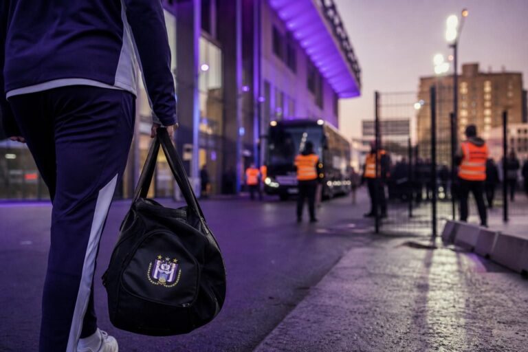 Transfercontext rond RSC Anderlecht met paars-witte stadionomgeving zonder herkenbare gezichten