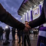 Transfercontext rond RSC Anderlecht met paarse clubkleuren en perscamera’s zonder herkenbare gezichten