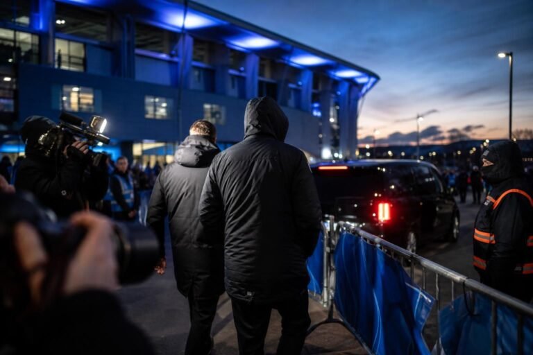 Transfercontext rond KRC Genk met een aankomstscène aan de Cegeka Arena zonder herkenbare gezichten