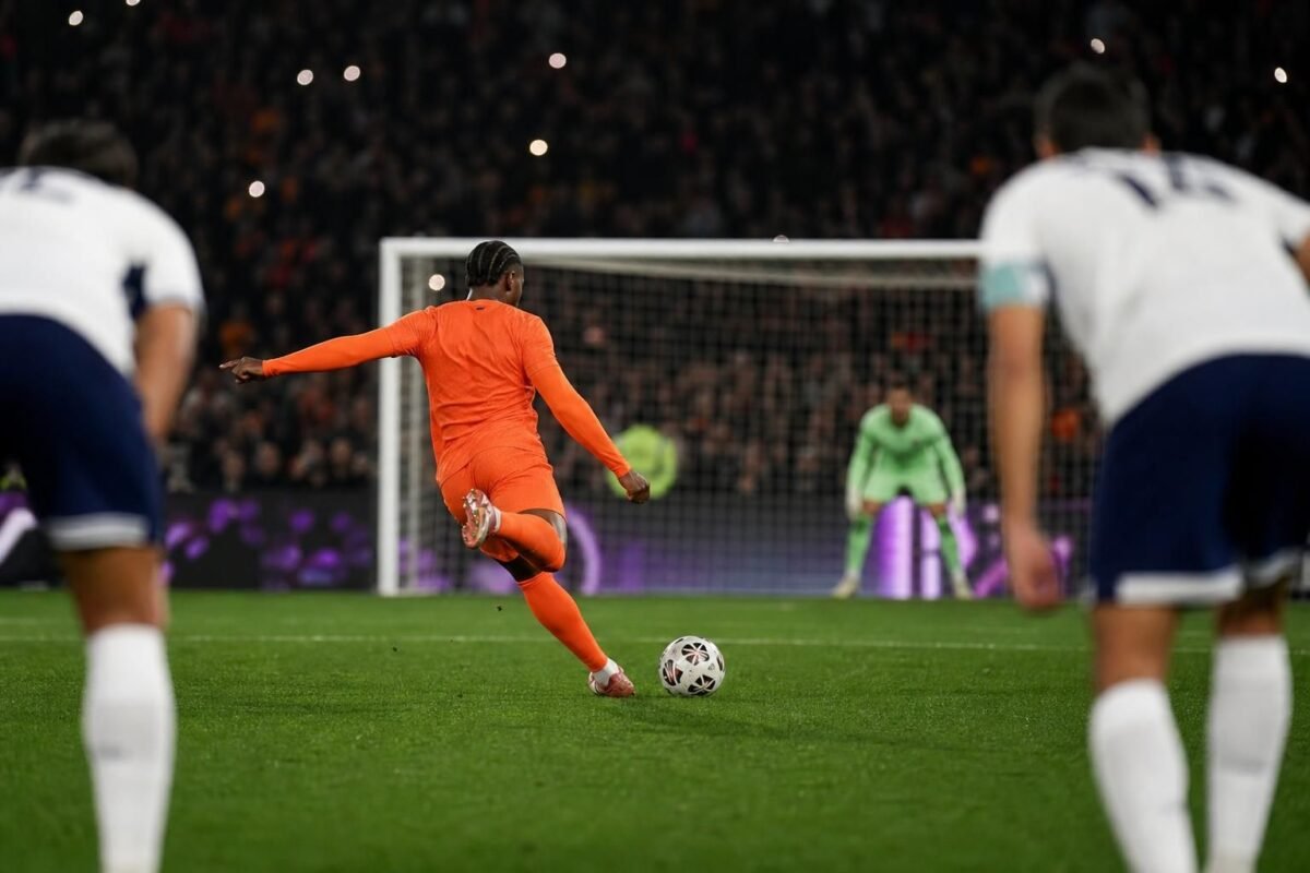 Spannend penaltymoment tijdens Nederland tegen Oezbekistan in een oefeninterland