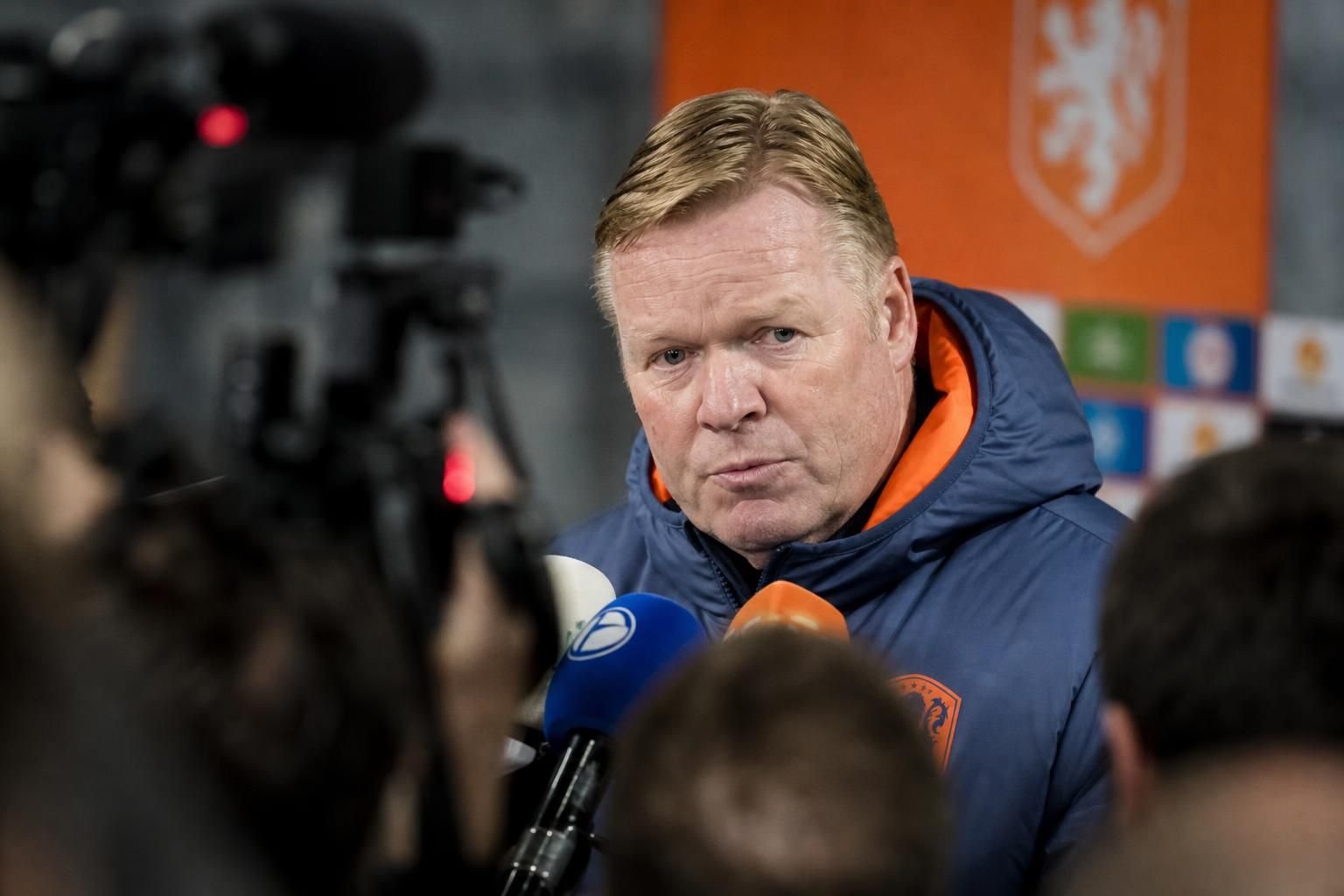 Ronald Koeman tijdens een gespannen moment rond de Nederlandse WK-voorbereiding