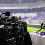 Persmoment in een Belgisch voetbalstadion rond de zichtbaarheid van het Belgische voetbal