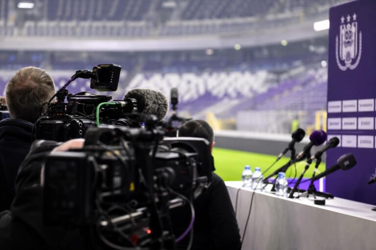 Persmoment in een Belgisch voetbalstadion rond de zichtbaarheid van het Belgische voetbal