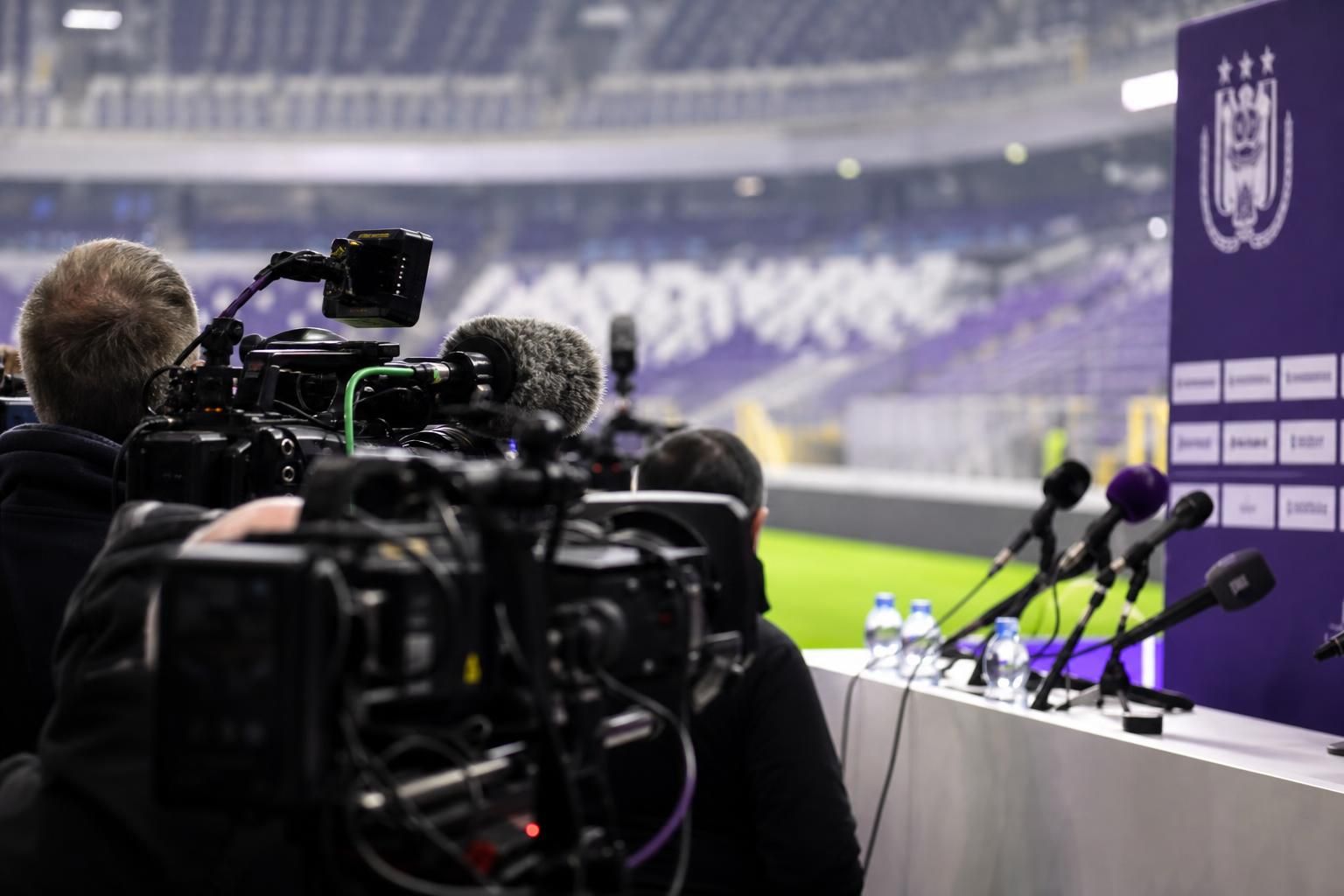 Persmoment in een Belgisch voetbalstadion rond de zichtbaarheid van het Belgische voetbal