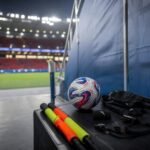 Lege scheidsrechtersruimte in een stadion als beeld bij de gemiste WK-kans van Omar Abdulkadir Artan