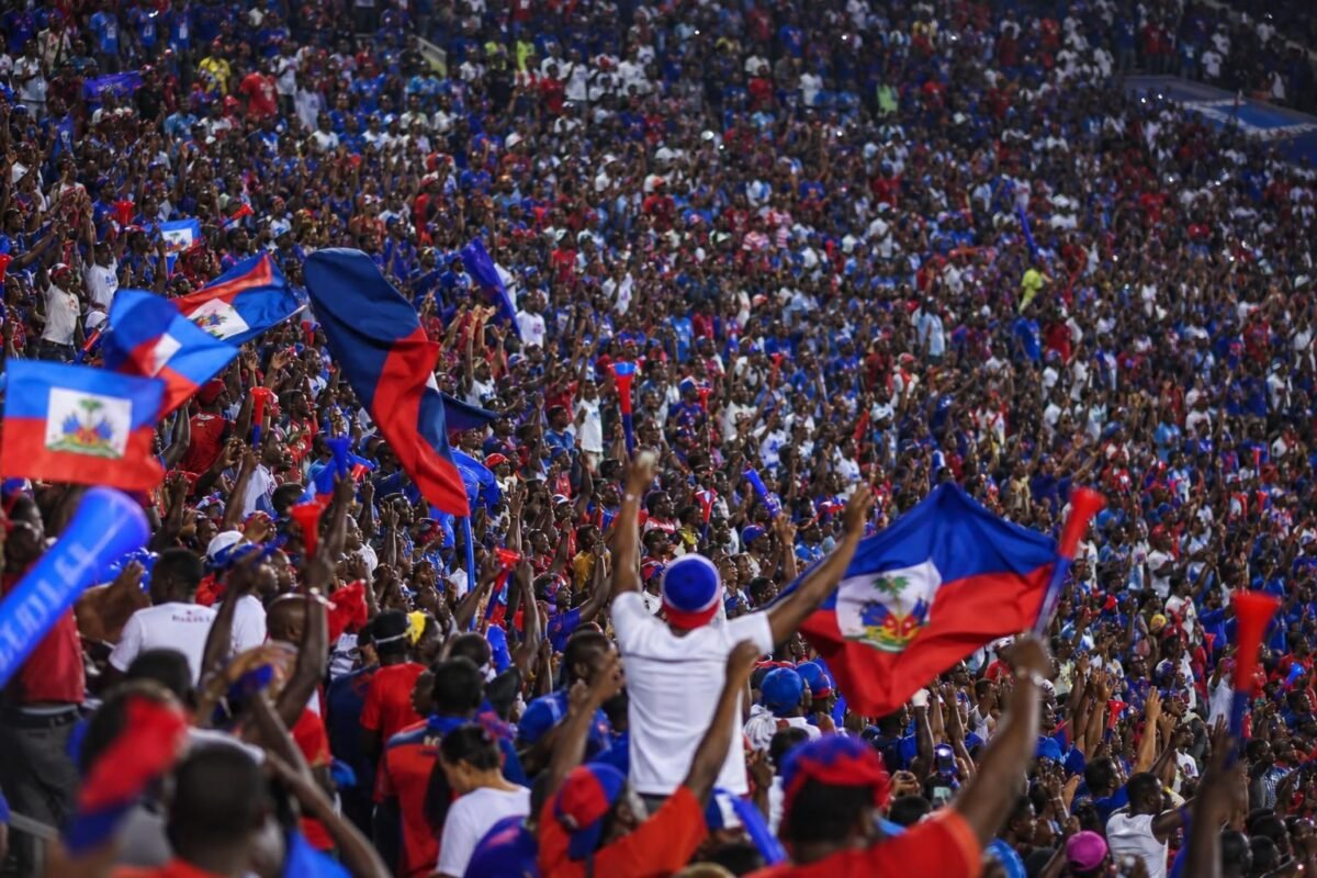 Haïtiaanse supporters vieren de WK-kwalificatie in een stadionomgeving
