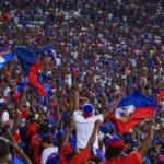 Haïtiaanse supporters vieren de WK-kwalificatie in een stadionomgeving