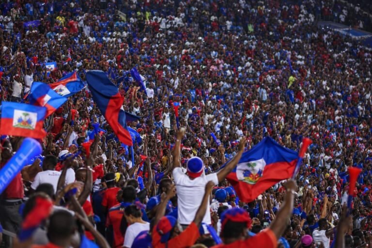 Haïtiaanse supporters vieren de WK-kwalificatie in een stadionomgeving