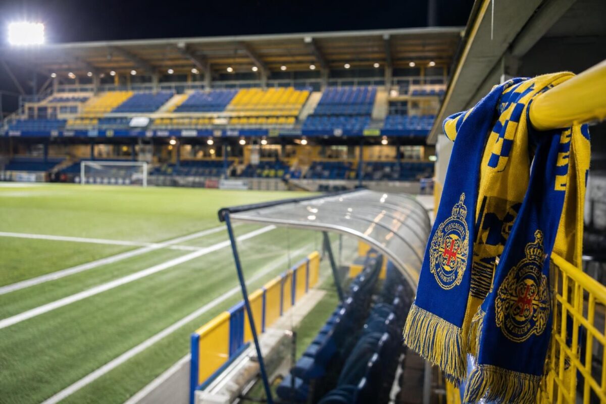 Sfeerbeeld rond een emotioneel trainersafscheid bij SK Beveren