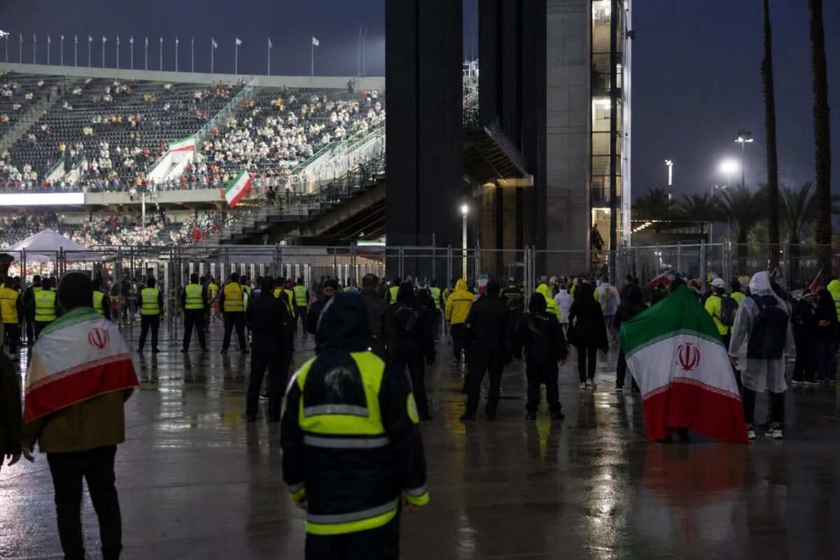 Gespannen supporterssfeer in een WK-stadion rond de ticketrel met Iran