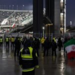 Gespannen supporterssfeer in een WK-stadion rond de ticketrel met Iran
