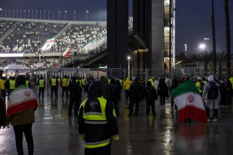 Gespannen supporterssfeer in een WK-stadion rond de ticketrel met Iran