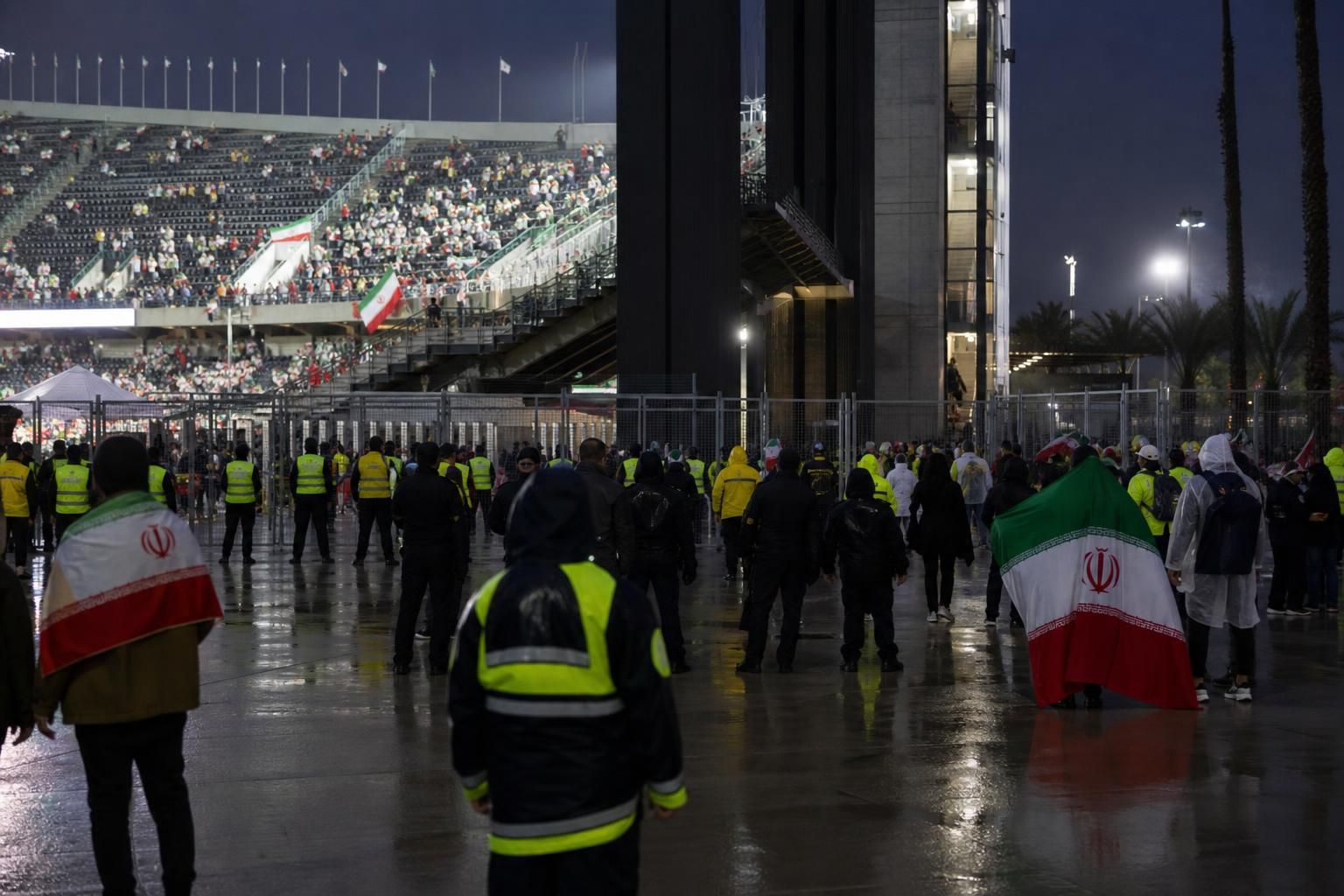 Gespannen supporterssfeer in een WK-stadion rond de ticketrel met Iran