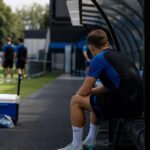 Club Brugge-spelers op training in een gespannen zomerse context zonder herkenbare gezichten