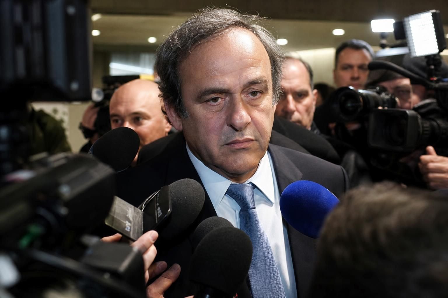 Michel Platini in een gespannen perscontext rond het conflict met Gianni Infantino