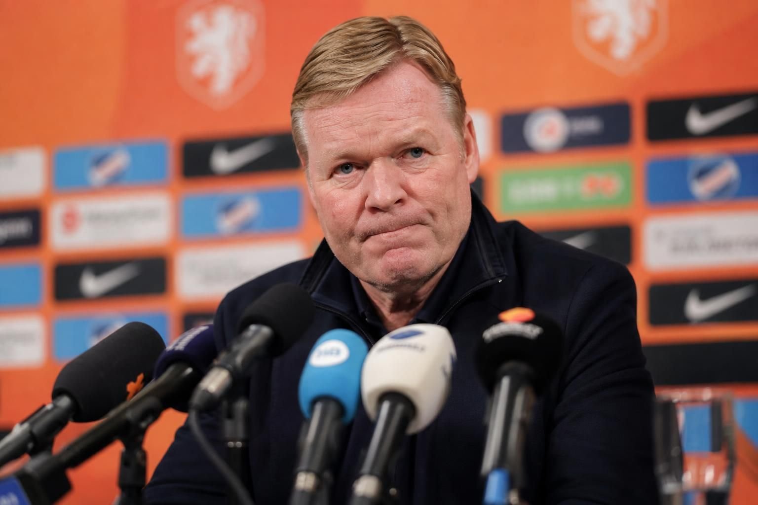 Ronald Koeman tijdens een gespannen persmoment rond de WK-voorbereiding van Nederland