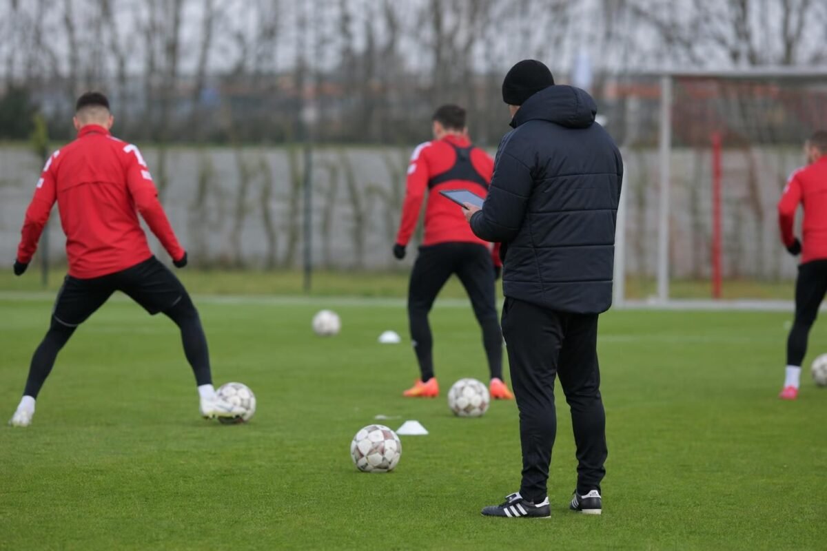 Training van KV Kortrijk met focus op individuele begeleiding zonder herkenbare gezichten