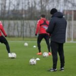Training van KV Kortrijk met focus op individuele begeleiding zonder herkenbare gezichten