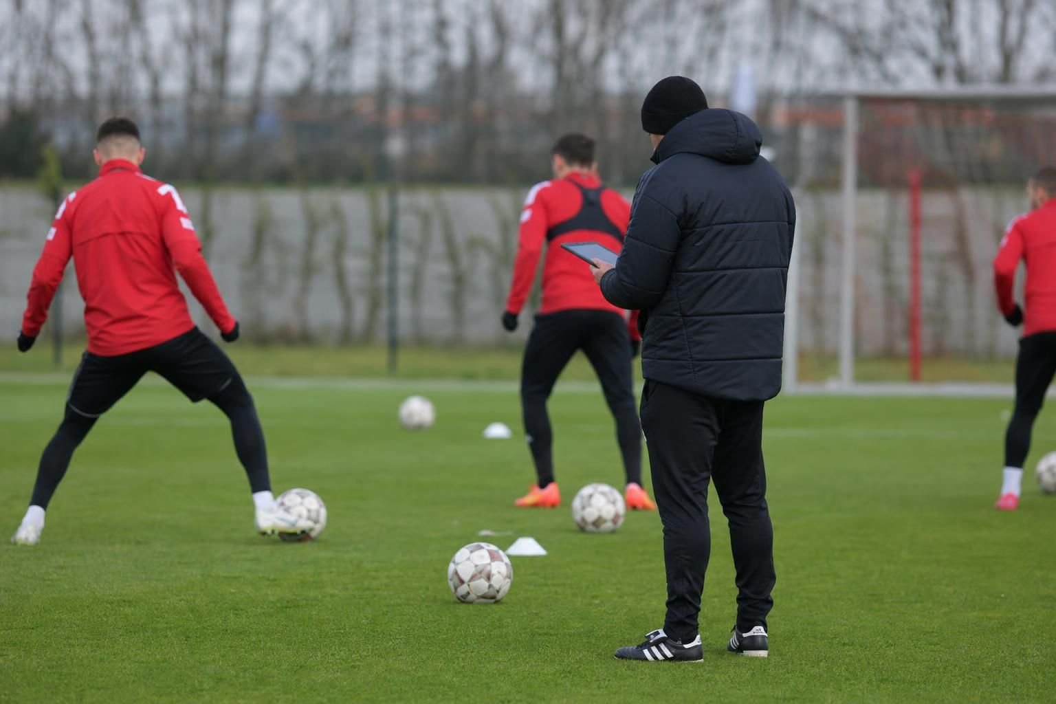 Training van KV Kortrijk met focus op individuele begeleiding zonder herkenbare gezichten