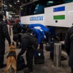 Strenge veiligheidscontrole bij een voetbalstadion in aanloop naar Oezbekistan tegen Nederland