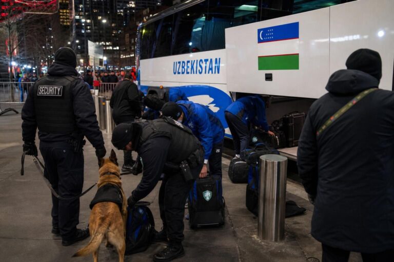 Strenge veiligheidscontrole bij een voetbalstadion in aanloop naar Oezbekistan tegen Nederland