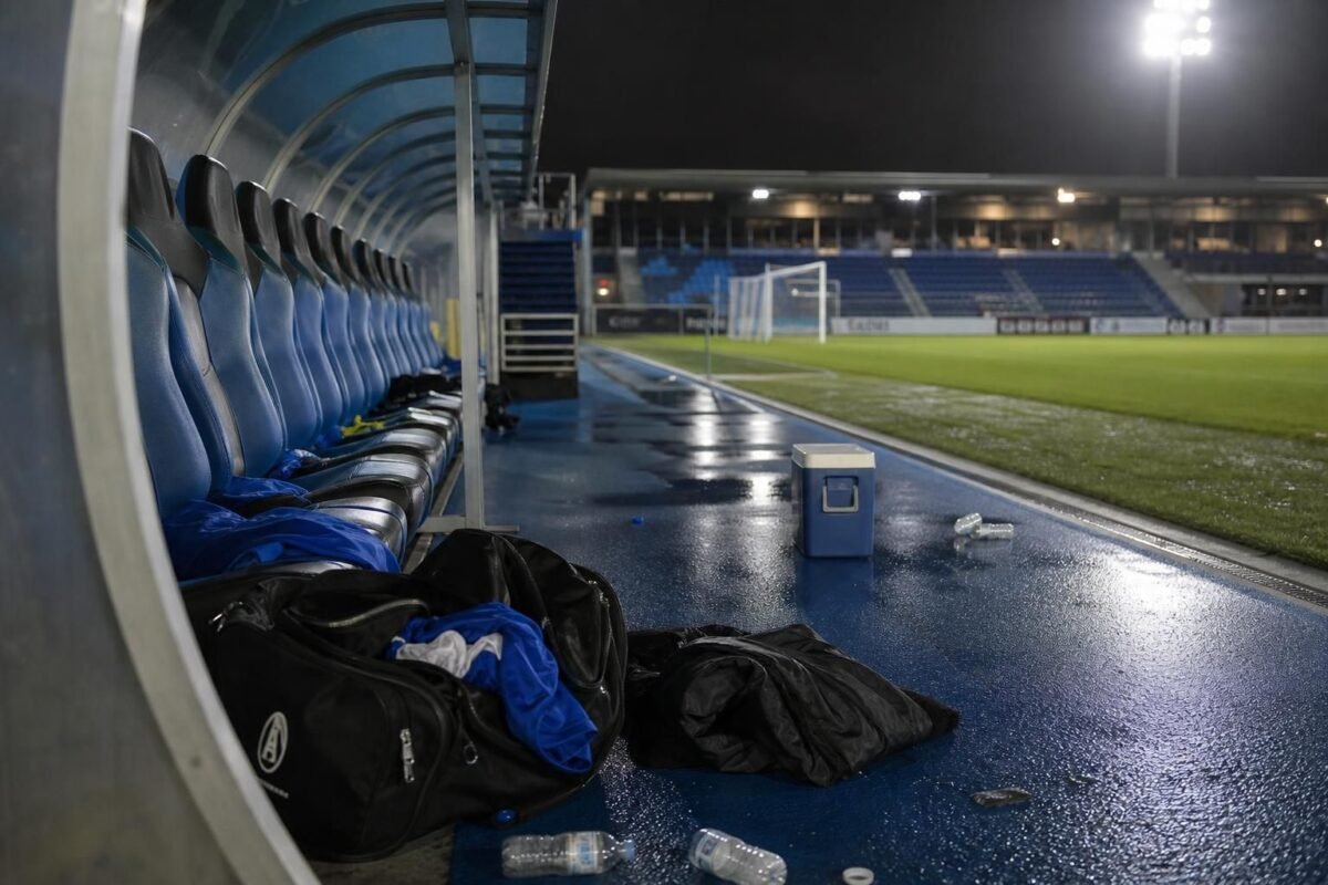 Sfeermoment rond Dender in een stadioncontext na afloop van het seizoen.