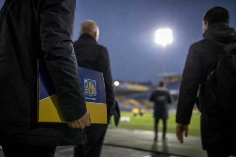 Sfeerbeeld rond KVC Westerlo tijdens een drukke transferzomer zonder herkenbare gezichten