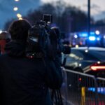 Tense persmoment rond een off-field incident met een voetballer en een luxewagen