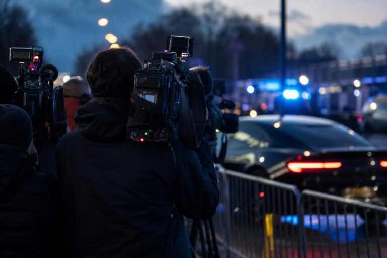 Tense persmoment rond een off-field incident met een voetballer en een luxewagen