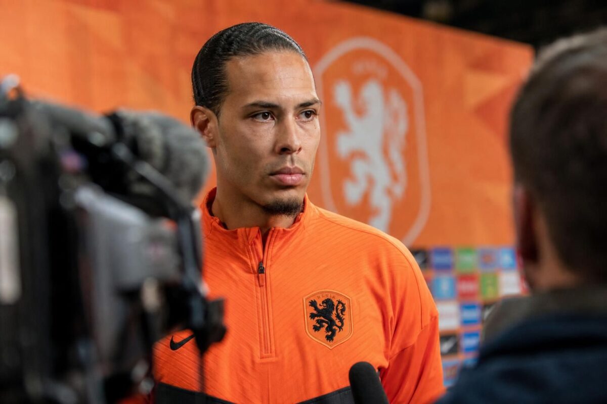 Virgil van Dijk in een gefocuste perscontext bij het Nederlands elftal richting het WK