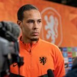Virgil van Dijk in een gefocuste perscontext bij het Nederlands elftal richting het WK