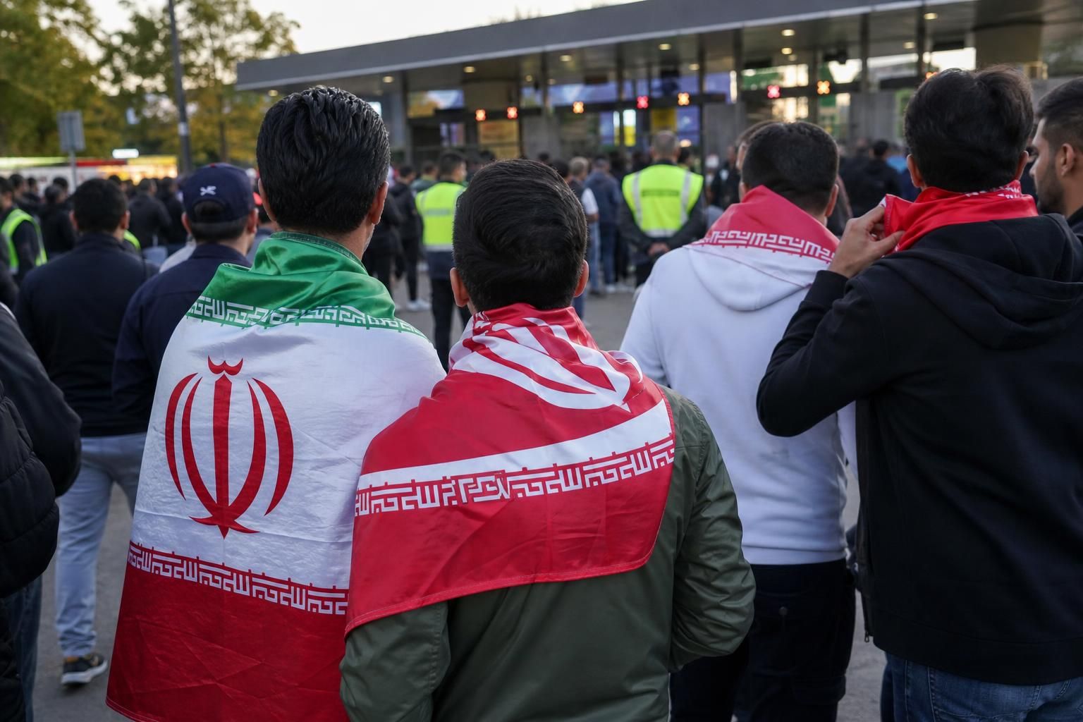 Gespannen WK-sfeer rond Iraanse supporters bij een stadion.