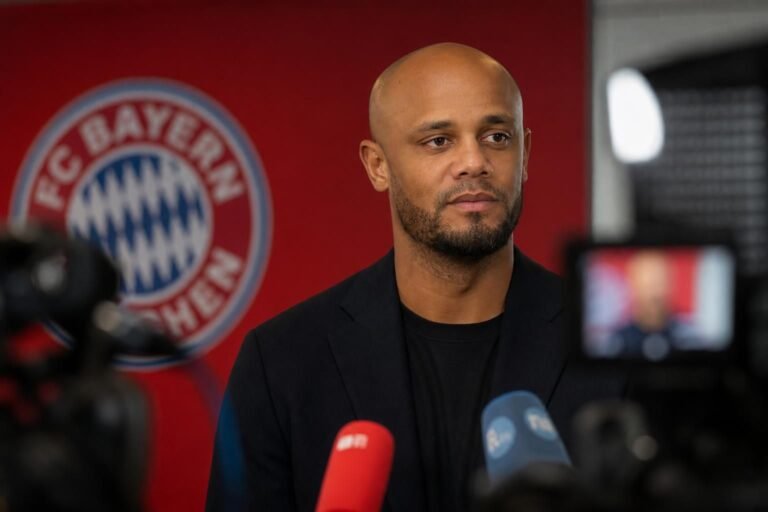Vincent Kompany tijdens een Bayern-persmoment in transfercontext