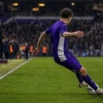 Jonge Anderlecht-speler in paarse tenue tijdens een beladen wedstrijdsfeer