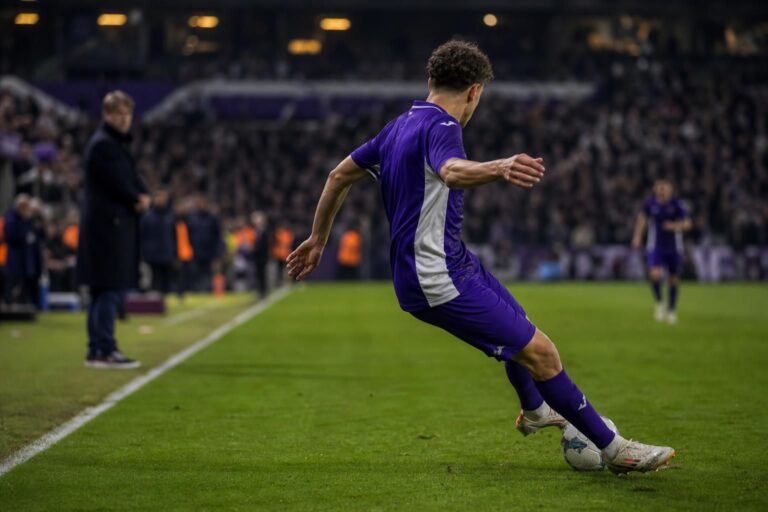 Jonge Anderlecht-speler in paarse tenue tijdens een beladen wedstrijdsfeer