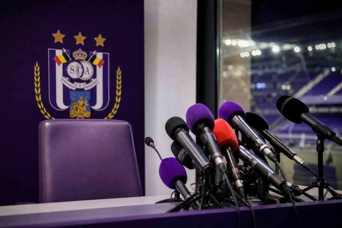 Microfoons in een gespannen persruimte rond Anderlecht na kritiek op de clubcultuur