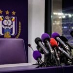 Microfoons in een gespannen persruimte rond Anderlecht na kritiek op de clubcultuur