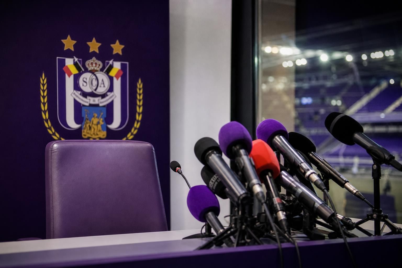 Microfoons in een gespannen persruimte rond Anderlecht na kritiek op de clubcultuur