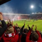Supporters van KV Kortrijk in het Guldensporenstadion tijdens een rood-witte voetbalavond