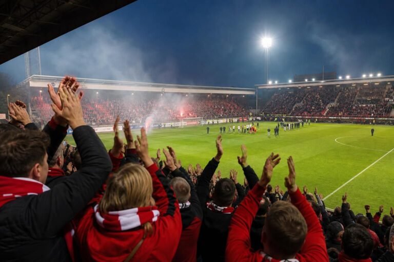 Supporters van KV Kortrijk in het Guldensporenstadion tijdens een rood-witte voetbalavond