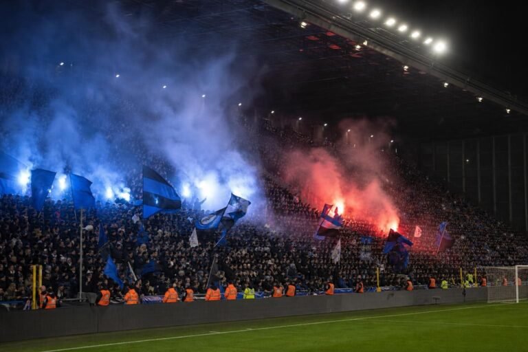 Supportersvakken tijdens een beladen Jupiler Pro League-wedstrijd