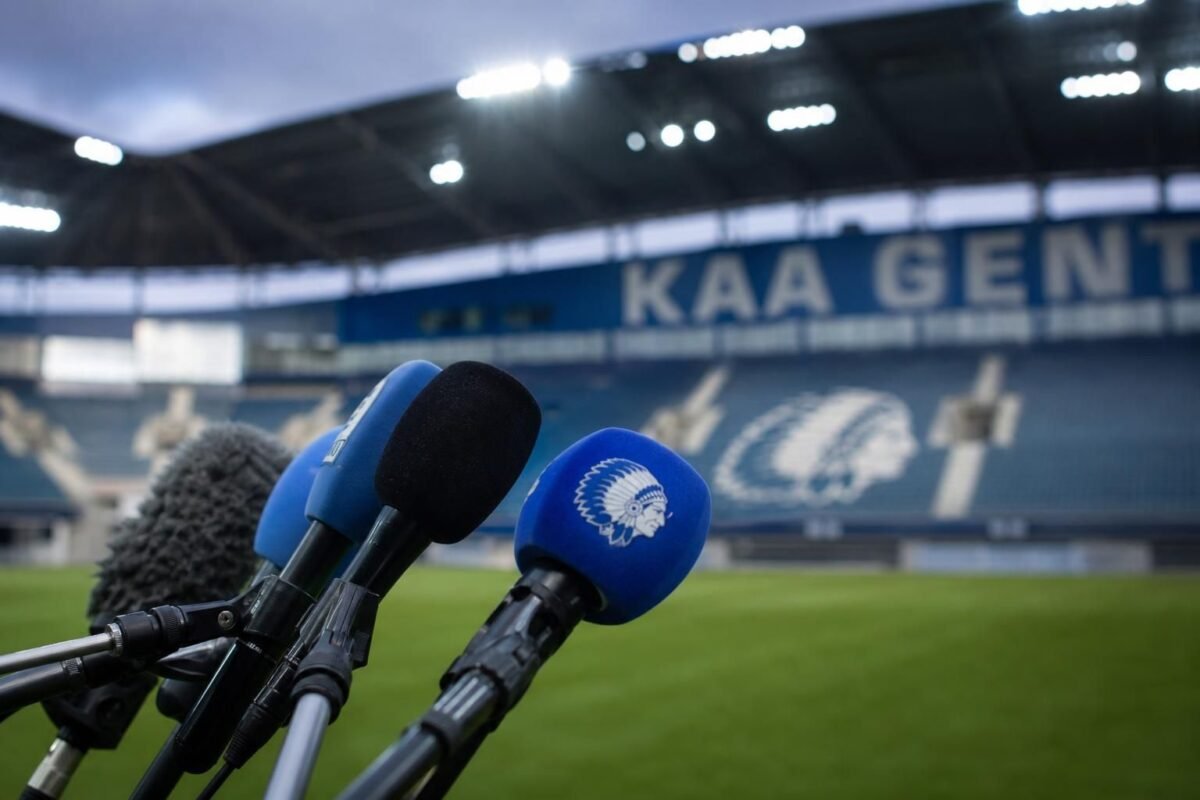 Persmoment in een stadioncontext van KAA Gent zonder herkenbare gezichten.