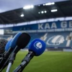 Persmoment in een stadioncontext van KAA Gent zonder herkenbare gezichten.