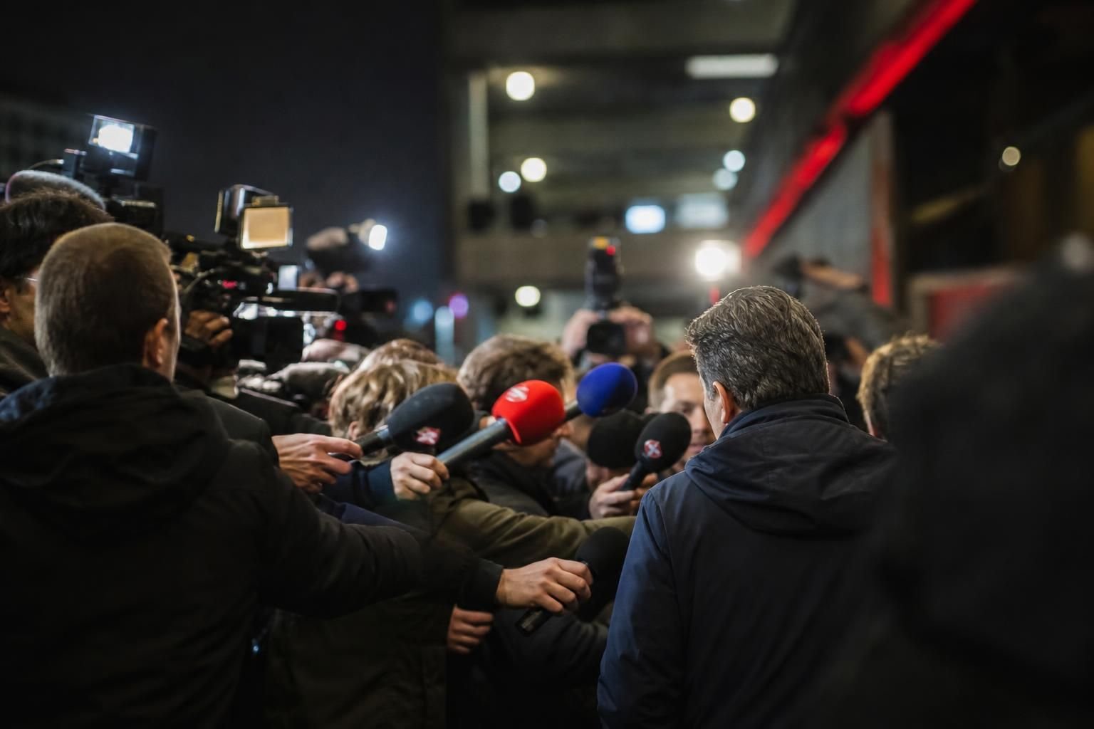 Gespannen persomgeving rond Feyenoord na de discussie over Robin van Persie