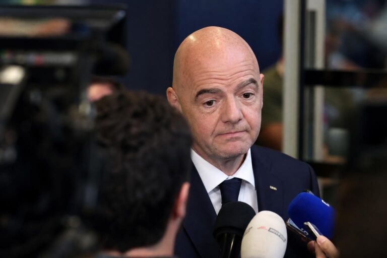 Gianni Infantino tijdens een gespannen FIFA-persmoment rond het WK