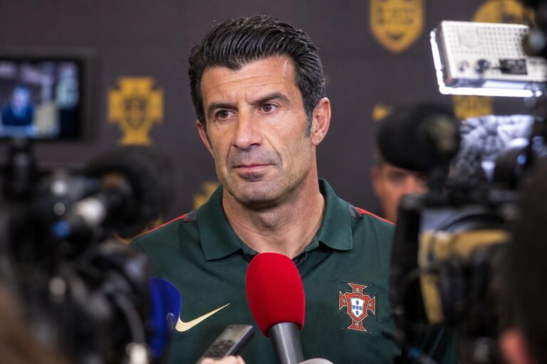 Luis Figo tijdens een voetbalpersmoment over internationale toernooien