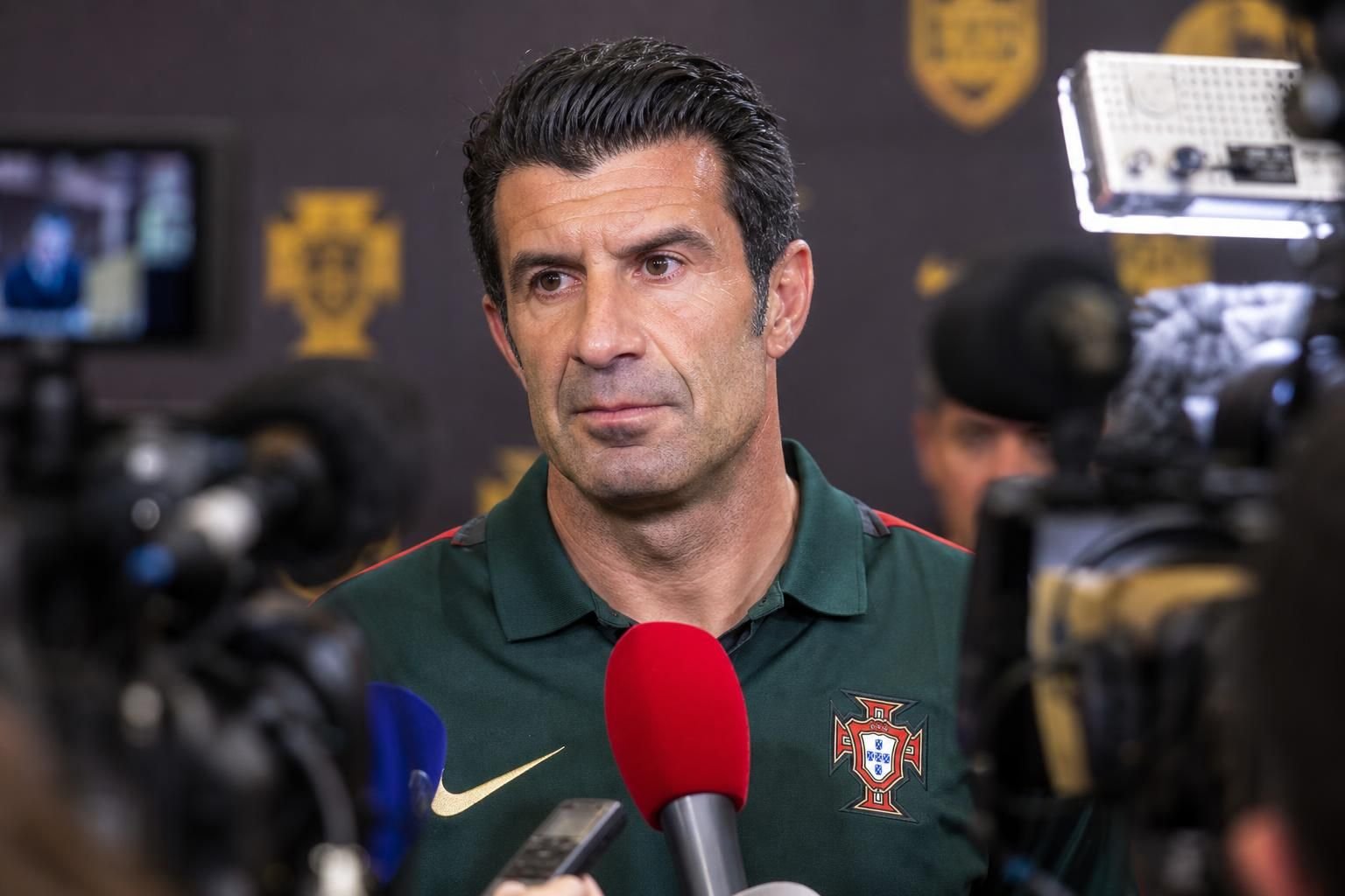 Luis Figo tijdens een voetbalpersmoment over internationale toernooien