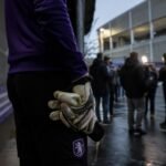 Transfercontext rond Beerschot met doelmanhandschoenen en stadionomgeving zonder herkenbare gezichten